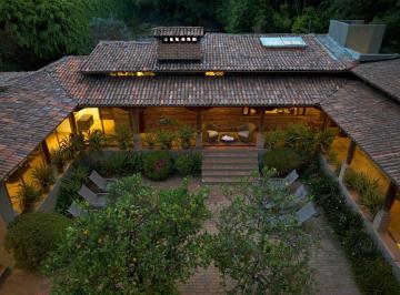Casa · 671m² · 5 Recámaras · 6 Estacionamientos · Casa Gironella en Venta, Avàndaro