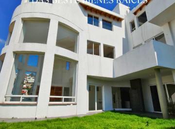 Casa · 710m² · 3 Recámaras · 4 Estacionamientos · Casa en Pedregal de Echegaray