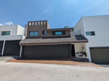 Casa · 448m² · 3 Recámaras · 3 Estacionamientos · Casa en Privada Jardines del Campestre, Frente un Bello Jardin