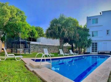 Casa · 1000m² · 4 Recámaras · 2 Estacionamientos · ¡Bonita Casa Amueblada en Venta | Renta en Residencial Aqua, Cancún!