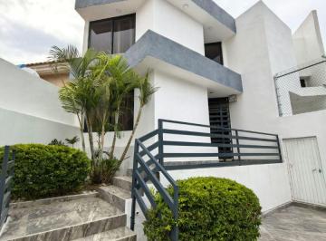 Casa de 5 habitaciones, Zapopan · Casa en Renta con Remodelaciones a Una Cuadra del Centro Comercial del Bugambilias.