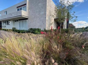 Casa en condominio de 4 habitaciones, Querétaro · Espectacular Casa de Esquina con Alberca en El Campanario