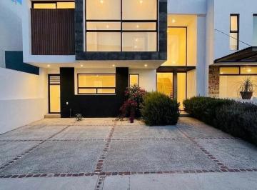Casa · 242m² · 4 Recámaras · 2 Estacionamientos · Casa E Venta en Zibata