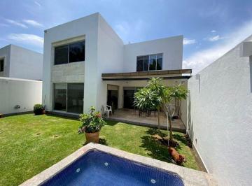 Casa · 268m² · 4 Recámaras · 2 Estacionamientos · Casa en Fraccionamiento en Par Vial Atlacomulco, Jiutepec.