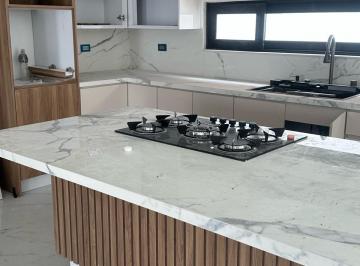 Casa · 290m² · 4 Estacionamientos · Casa - Altozano