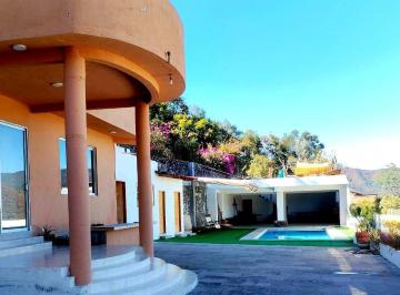 Casa · 6 Recámaras · 2 Estacionamientos · Casa en Renta en Valle de Bravo con Vista Al Lago, Alberca y 5 Habitaciones