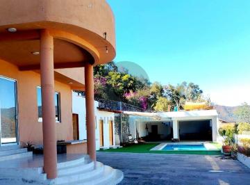 Casa · 6 Recámaras · 2 Estacionamientos · Casa en Renta en Valle de Bravo con Vista Al Lago, Alberca y 5 Habitaciones