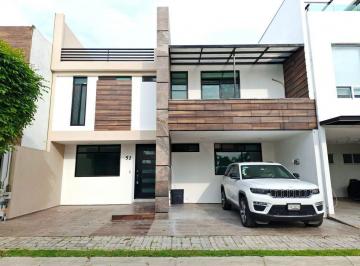 Casa · 360m² · 4 Recámaras · 2 Estacionamientos · Casa en Renta, Lomas de Angelópolis Puebla, Parque Guanajuato, con Recámara en Planta Baja