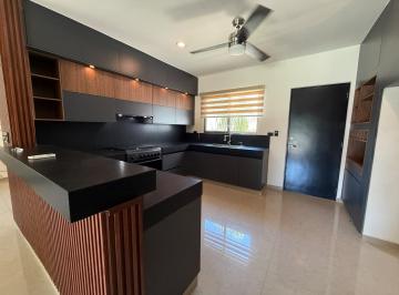 Casa · 170m² · 3 Recámaras · 2 Estacionamientos · Casa en Conkal