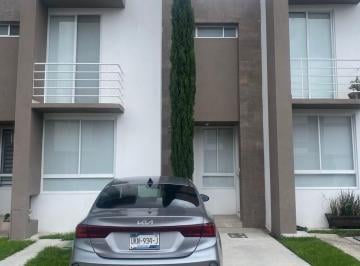 Casa de dos niveles, ubicada en un entorno tranquilo y familiar, ideal para quie · Casa en Renta de Dos Niveles con Amenidades y Excelente Distribucion