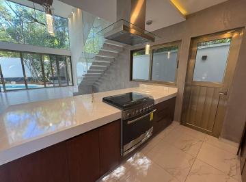 Casa · 250m² · 3 Recámaras · 3 Estacionamientos · Casa en Venta en Playa del Carmen