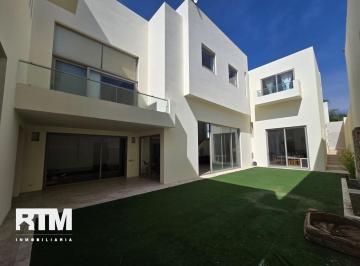 Casa · 740m² · 4 Recámaras · 6 Estacionamientos · Casa en Venta en El Campestre de Golf