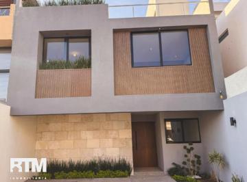 Casa · 240m² · 4 Recámaras · 2 Estacionamientos · Casa en Venta en San Ángel IV