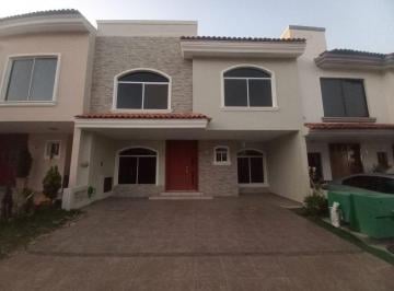 Casa en condominio · 256m² · 3 Recámaras · 2 Estacionamientos · Hermosa Residencial en Renta en Coto Privado Frente Al Parque Metropolitano en Zapopan