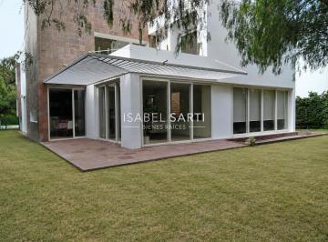 Casa · 760m² · 4 Recámaras · 6 Estacionamientos · Casa en Renta en Jurica Regency