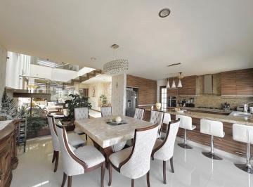 N/A · Casa de Doble Altura con Jardín y Recámara en Planta Baja en Cumbres del Lago Juriquilla