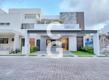 Casa · 291m² · 3 Recámaras · 3 Estacionamientos · Casa en Venta y Renta en Cancun en Residencial Vía Cumbres con Terraza Amplia