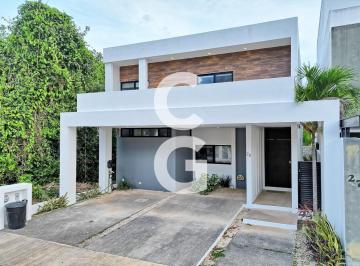 Casa · 256m² · 3 Recámaras · 2 Estacionamientos · Casa en Venta en Cancun en Residencial Aqua con Alberca y Terraza Amplia