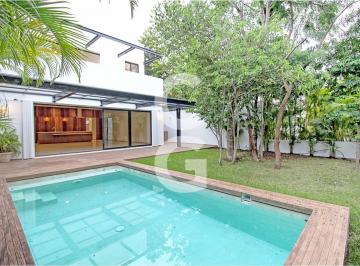 Casa · 304m² · 4 Recámaras · 3 Estacionamientos · Casa en Venta en Cancun en Residencial Lagos del Sol con Alberca y 4 Recámaras