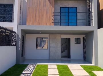 Diseño espectacular. · Casa en Venta de 3 Habitaciones Frente Alberca