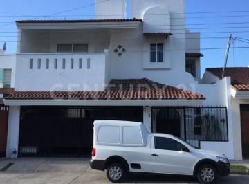Casa · 500m² · 4 Recámaras · 2 Estacionamientos · Casa Amplia Adaptada Para Oficinas, Zona Premium