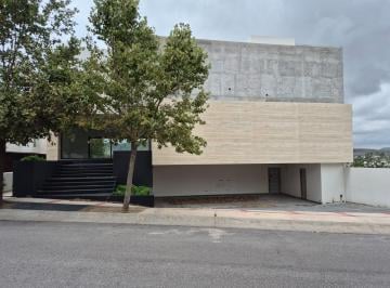 Casa · 1100m² · 3 Recámaras · 3 Estacionamientos · Casa en Preventa Club de Golf La Loma