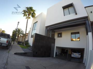 Casa · 552m² · 4 Recámaras · 4 Estacionamientos · Casa en Venta