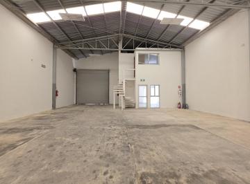 Local comercial · 216m² · 4 Estacionamientos · Céntrica Bodega en Venta en Playa del Carmen