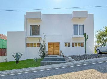 Casa · 540m² · 4 Recámaras · 6 Estacionamientos · Venta de Casa en Fraccionamiento Club de Golf Santa Fe, Xochitepec