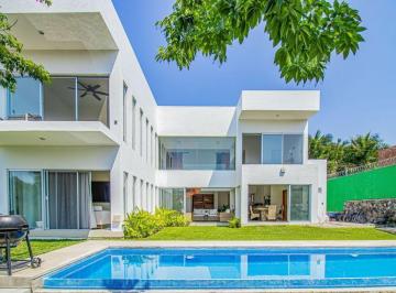 Casa · 540m² · 4 Recámaras · 6 Estacionamientos · Venta de Casa en Fraccionamiento Club de Golf Santa Fe, Xochitepec