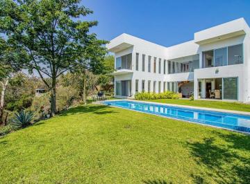 Casa · 540m² · 4 Recámaras · 6 Estacionamientos · Venta de Casa en Fraccionamiento Club de Golf Santa Fe, Xochitepec