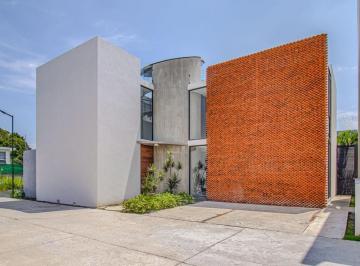 Casa · 370m² · 3 Recámaras · 2 Estacionamientos · Venta de Casa Minimalista en Lomas de Cuernavaca