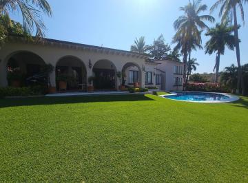 Casa · 600m² · 6 Recámaras · 3 Estacionamientos · Venta de Casa en Fraccionamiento Club de Golf Santa Fe, Xochitepec