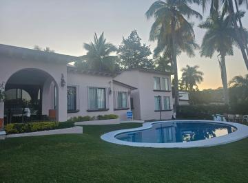 Casa · 600m² · 6 Recámaras · 3 Estacionamientos · Venta de Casa en Fraccionamiento Club de Golf Santa Fe, Xochitepec