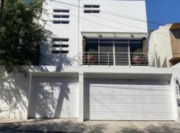 Casa · 250m² · 3 Recámaras · 3 Estacionamientos · Casa en Renta en San Pedro Garza García