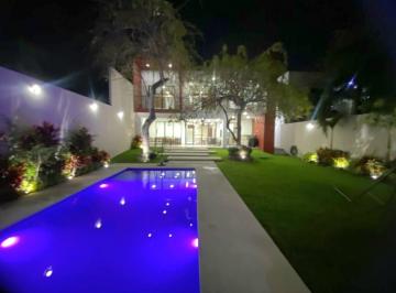 Casa · 350m² · 4 Recámaras · 2 Estacionamientos · Venta de Casa en Fraccionamiento Burgos Bugambilias