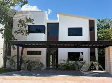 Casa · 370m² · 4 Recámaras · 4 Estacionamientos · Casa en Venta en Lagos del Sol Cancun