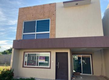 Casa · 172m² · 3 Recámaras · 2 Estacionamientos · Fraccionamiento Lomas de La Rioja, Casa en Renta 3 Recamaras Amueblada