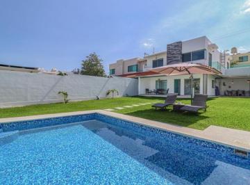 Casa · 280m² · 4 Recámaras · 2 Estacionamientos · Venta de Casa Dentro de Fraccionamiento en Jiutepec