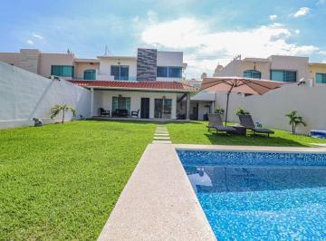Casa · 280m² · 4 Recámaras · 2 Estacionamientos · Venta de Casa Dentro de Fraccionamiento en Jiutepec