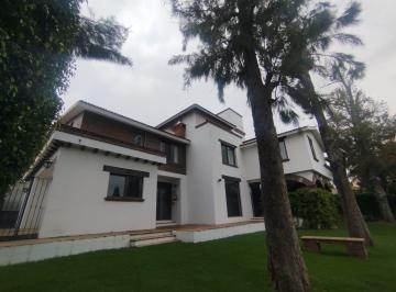 Casa · 500m² · 4 Recámaras · 4 Estacionamientos · 4 Recamaras, en Privado, Amplio Jardin, Terraza, Cuarto Empleada, Estudio