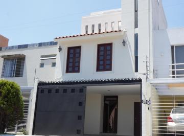 Casa de 4 habitaciones, Zapopan · Casa en Renta en Centinela, Zapopan | 4 Recámaras, Roof Garden y Cochera Para 2