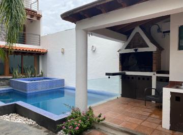 Casa · 333m² · 3 Recámaras · 2 Estacionamientos · Venta de Casa Dentro de Fraccionamiento en Zona Norte de Cuernavaca