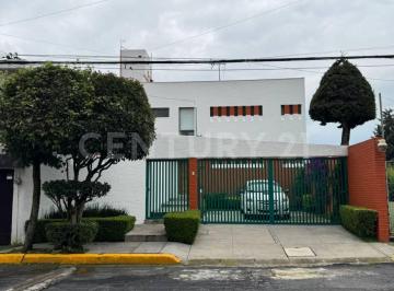 Casa · 300m² · 3 Recámaras · 2 Estacionamientos · En Calle Cerrada con Vigilancia y a un Paso de Puentes de Los Poetas