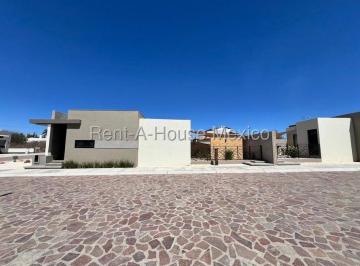 Casa · 181m² · 2 Recámaras · 2 Estacionamientos · Casa en Esquina con Jardín Interior a Minutos del Centro de Tequisquiapan Rah2247