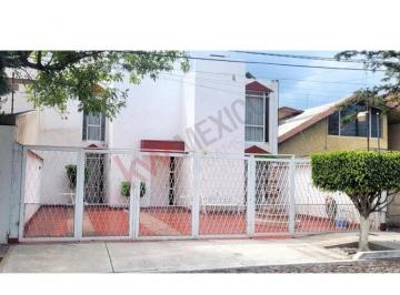 N/A · Venta de Casa en Alamos Espaciosa de 2 Niveles con Elevador y en Zona Esclusiva de Querétaro