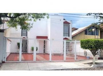 N/A · Venta de Casa en Alamos Espaciosa de 2 Niveles con Elevador y en Zona Esclusiva de Querétaro