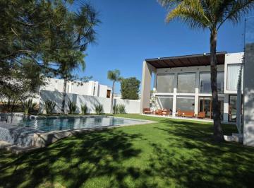 Casa de 5 habitaciones, León · Venta de Casa en El Bosque con Alberca
