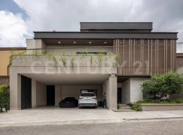 Casa · 900m² · 4 Recámaras · 3 Estacionamientos · Espectacular Residencia Amueblada en San Agustin