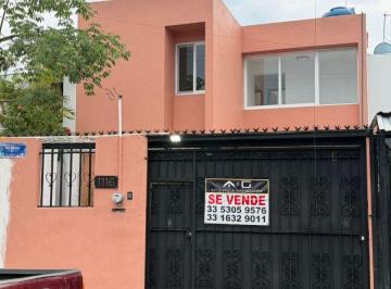 Casa de 3 habitaciones, Zapopan · Venta Casa Recien Remodelada Tuzania